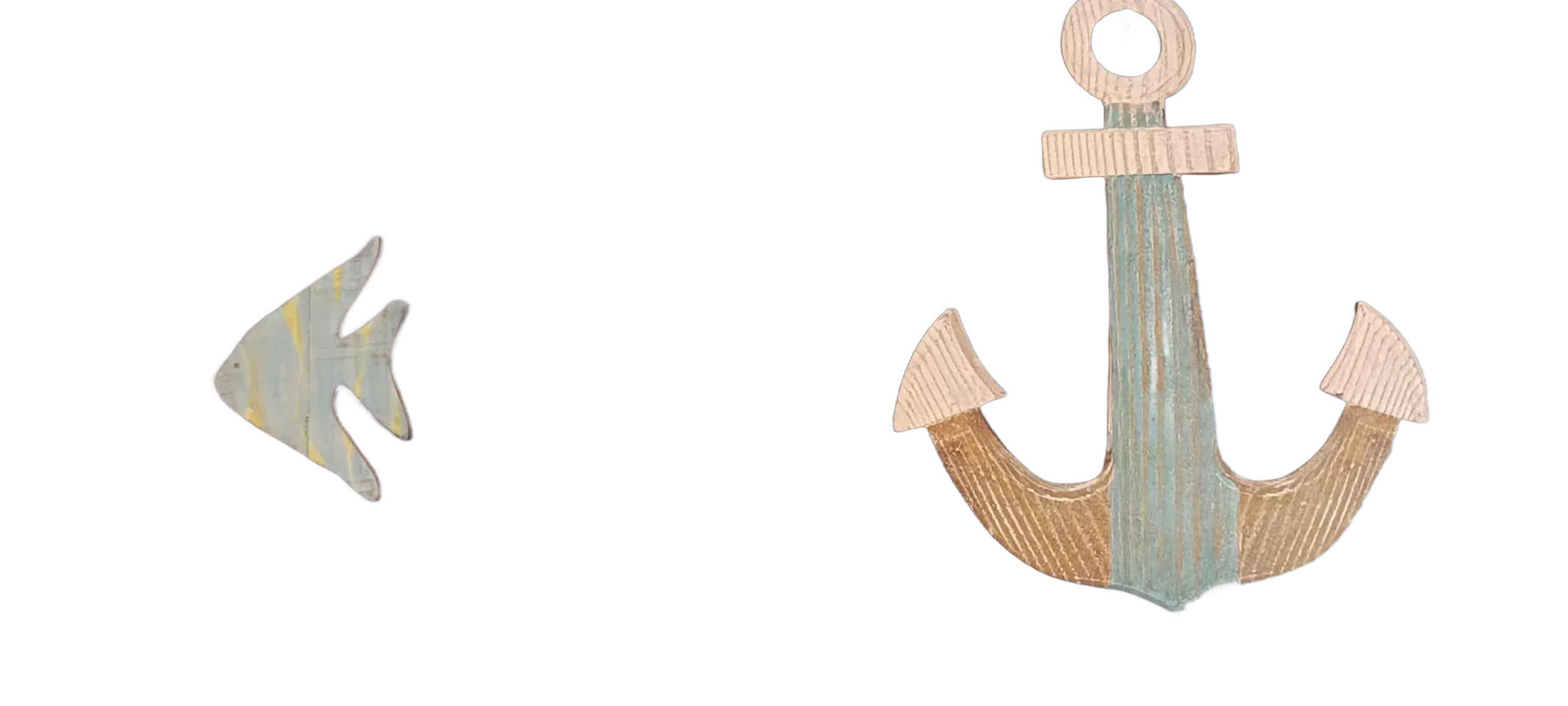 Un petit poisson et une grande ancre marine en bois patiné sont accrochés sur un mur texturé bleu-gris.