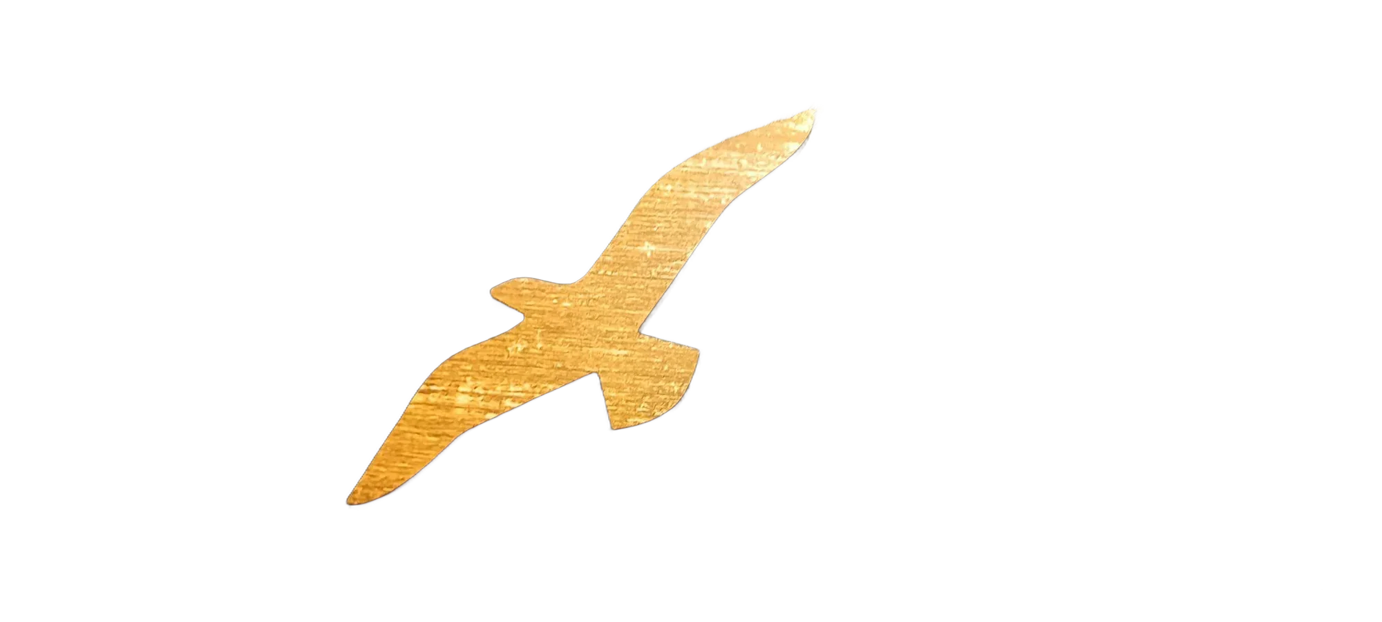 Une silhouette d'oiseau en vol, découpée dans du bois aux reflets dorés, est posée sur un mur texturé bleu foncé.